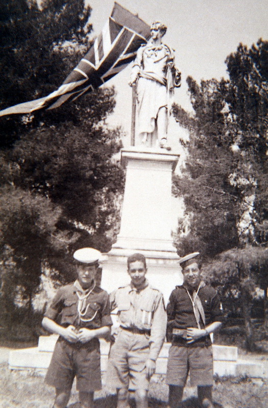 Φωτογραφία της 14ης Απριλίου 1946: Ο Κωνσταντίνος Στεφανόπουλος, στο κέντρο ως βαθμοφόρος της 2ης Ομάδας Πάτρας, στις γιορτές Εξόδου του Μεσολογγίου.